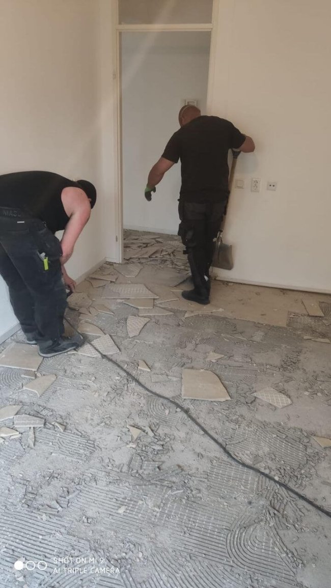 Plavuizen of tegelvloeren verwijderen bij ontruiming in woningen
