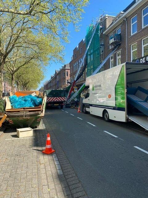 Woningontruiming in een drukke winkelstraat