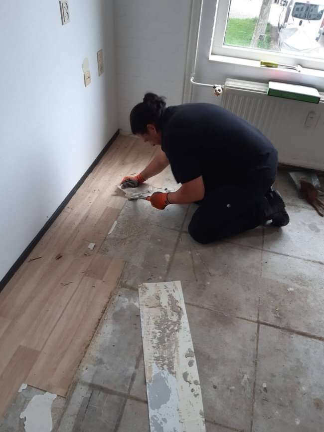 Gelijmde vloeren verwijderen bij woningontruiming